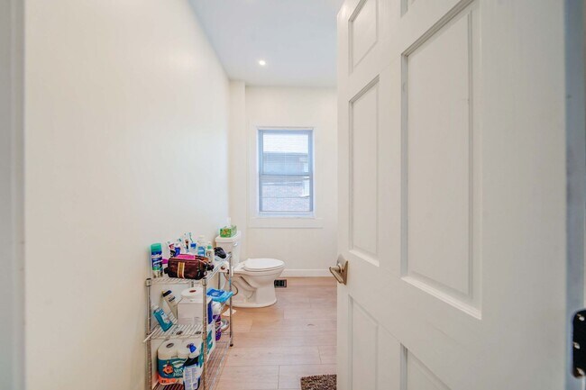 Building Photo - Massive Newly Renovated 11-Bedroom House o...