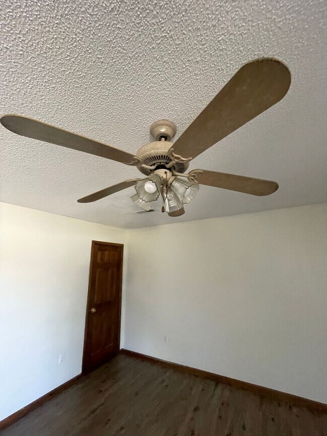 Building Photo - 3 Bedroom 2.5 Bath Townhome Located in Fou...