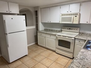 Building Photo - Spacious 3-Bedroom, 2-Bath Triplex – Clean...