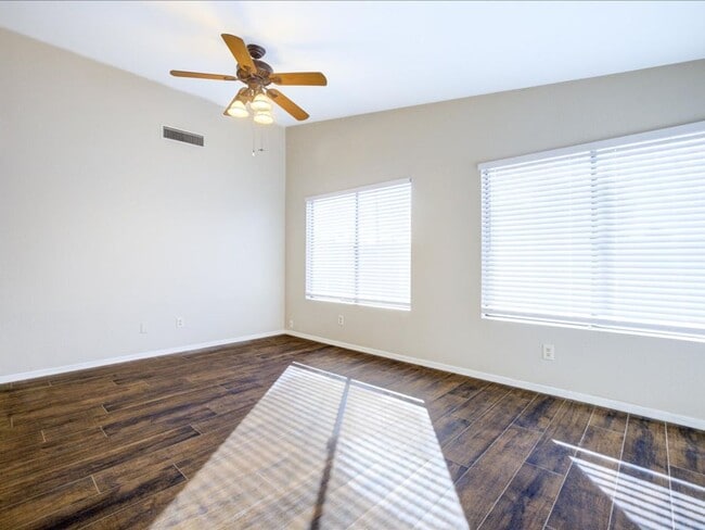 Building Photo - Modern 2 Bedroom 2 Bathroom home with comm...