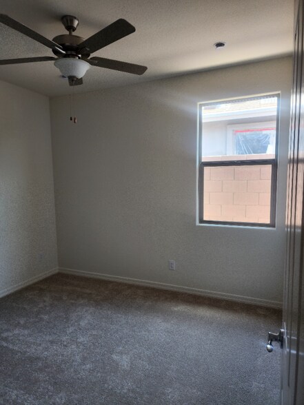 Building Photo - 5525 W Mauna Loa Ln