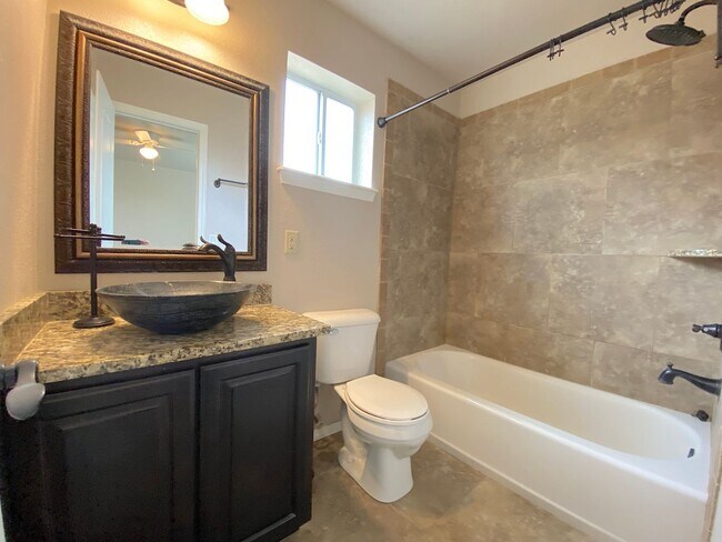 Building Photo - East El Paso 3bed/2bath Refrig A/C