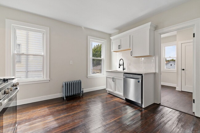 Building Photo - 279 Linwood St
