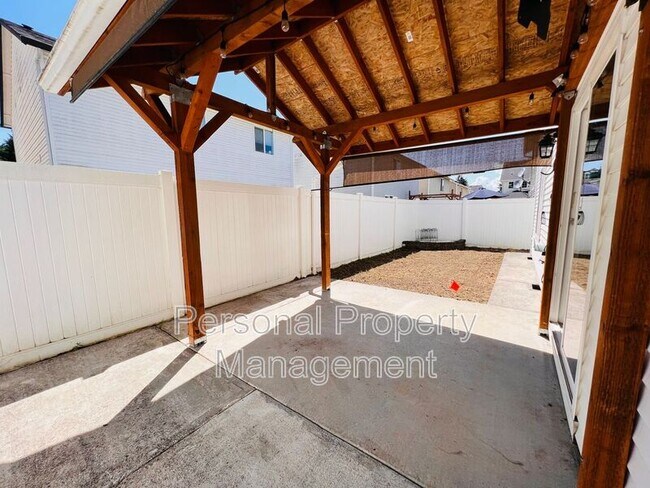 Building Photo - 12607 NE 27th Way