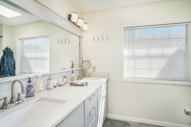 master bath - 1254 Watercrest Cir