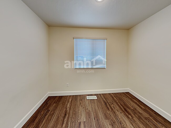 Building Photo - 981 N Barkvine Ave