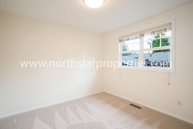 Building Photo - Impeccable Multnomah Village Bungalow