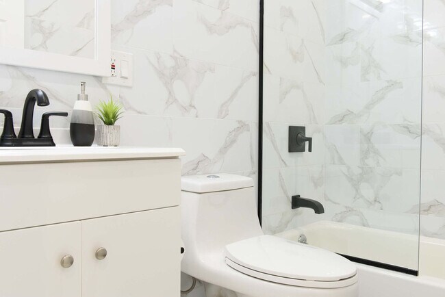 Building Photo - 240e E 75th St