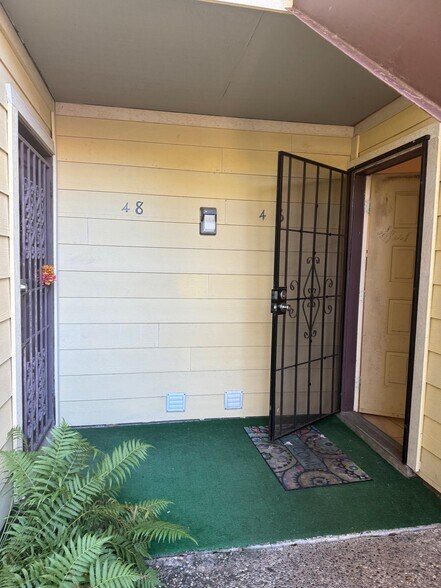 Building Photo - 9350 Country Creek Dr