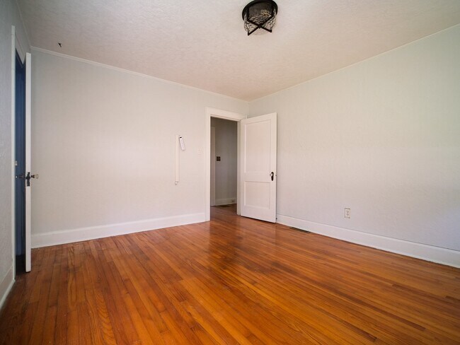 Building Photo - "Charming 3-Bedroom Home with Hardwood Floors & 2 Full Baths in Bessemer City – 1758 Sq Ft of Com...