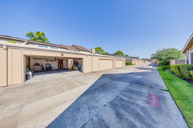 Building Photo - 2391 Crescent Park Dr