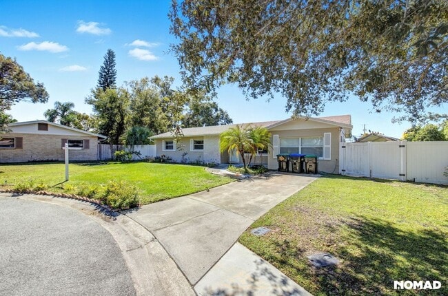 Building Photo - Updated, Large yard, quiet neighborhood, and convenient location