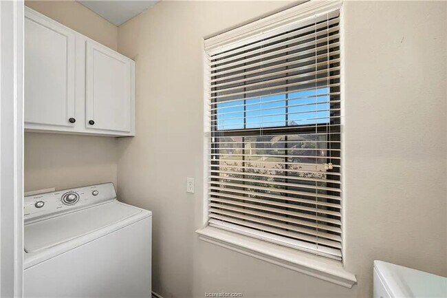 Building Photo - Texas A&M Living at Its Best – Newly Remodeled 4BR/4BA in The Barracks