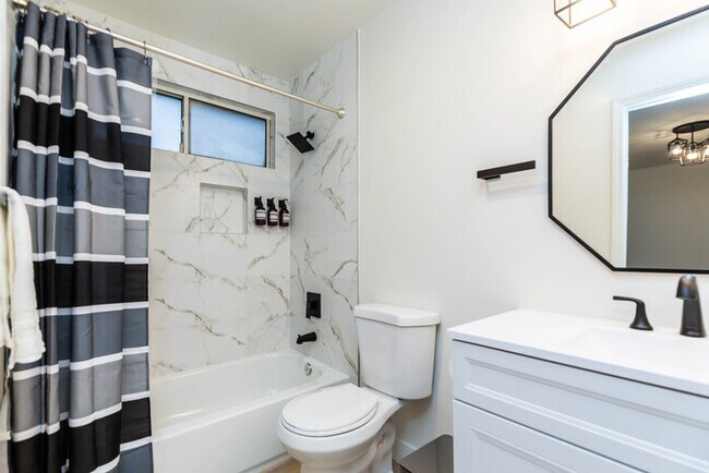 Building Photo - Newly Remodeled 5B4B. 2 mile from the Rose Parade!