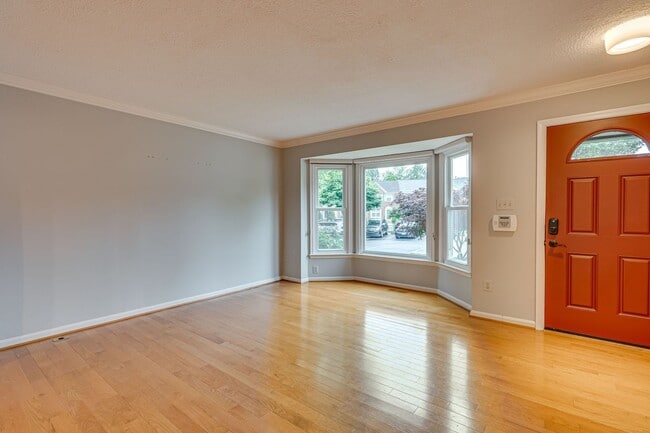 Building Photo - Fantastic townhome in Alexandria