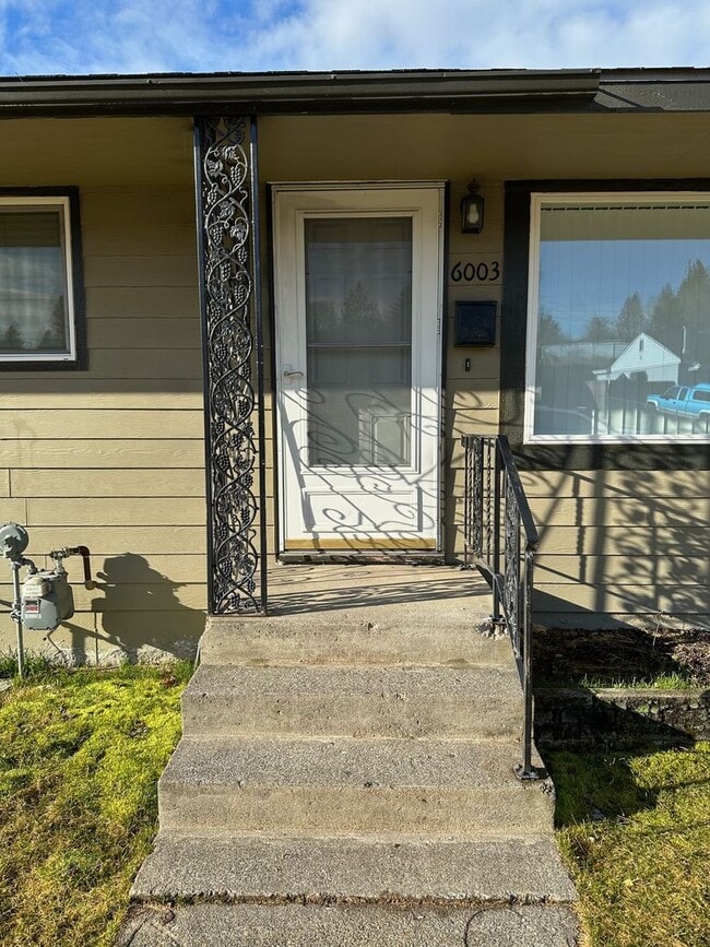 Building Photo - Spacious Northside 4-Bed, 2-Bath Ranch with Hardwood Floors