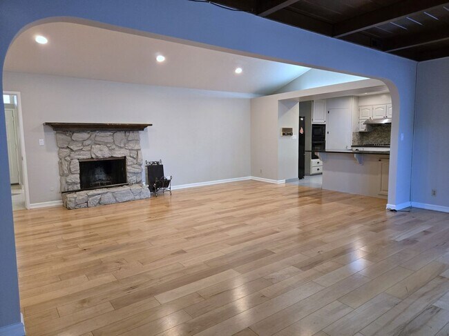 Building Photo - 6390 Bose Ln