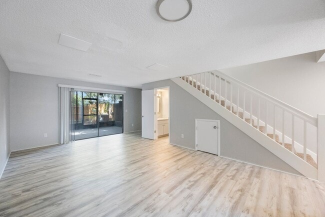 Building Photo - Renovated Town Home 2 bedroom 1.5 bath ** ...
