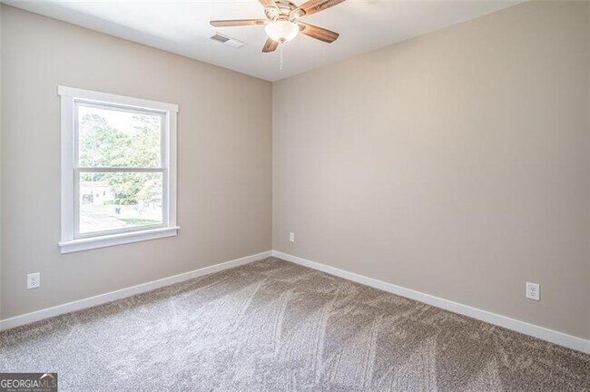 Building Photo - 215 Pinecone Ln