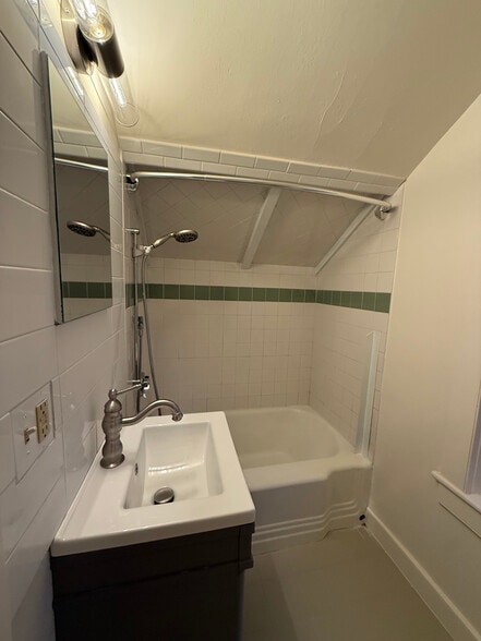 Building Photo - 3 Parker St