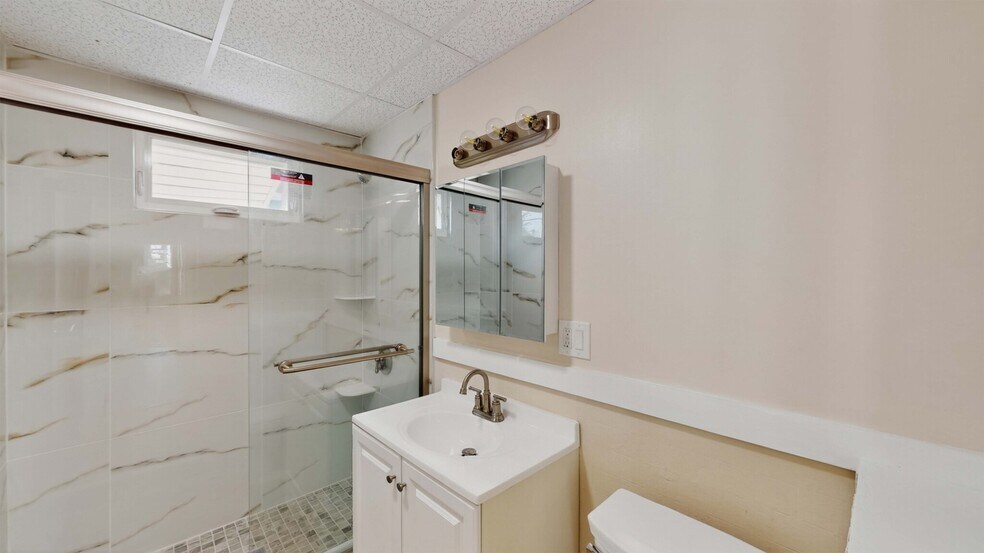 Building Photo - 8 Ropes St