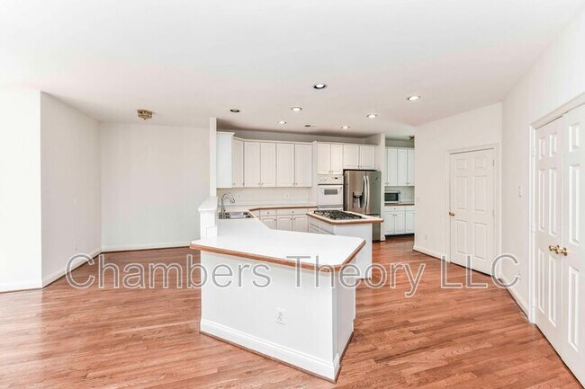 Building Photo - 3105 White Daisy Pl