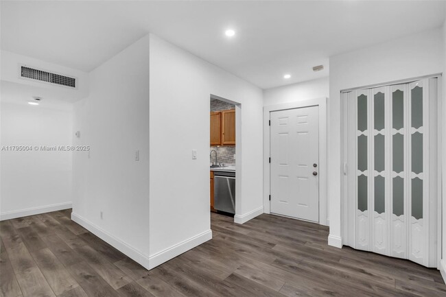 Building Photo - 13712 SW 90th Ave