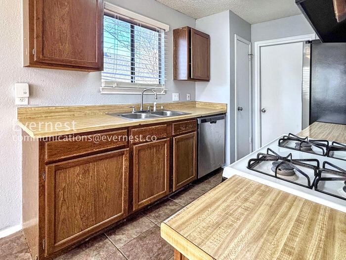 Building Photo - 915 Pyegrave Pl