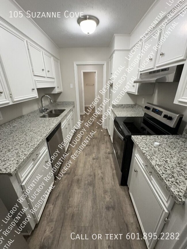 Building Photo - Updated 4-Bedroom Duplex with Fireplace in...