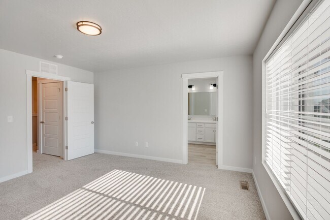 Building Photo - This 3 bedroom/2.5 bath townhome is ready for you!