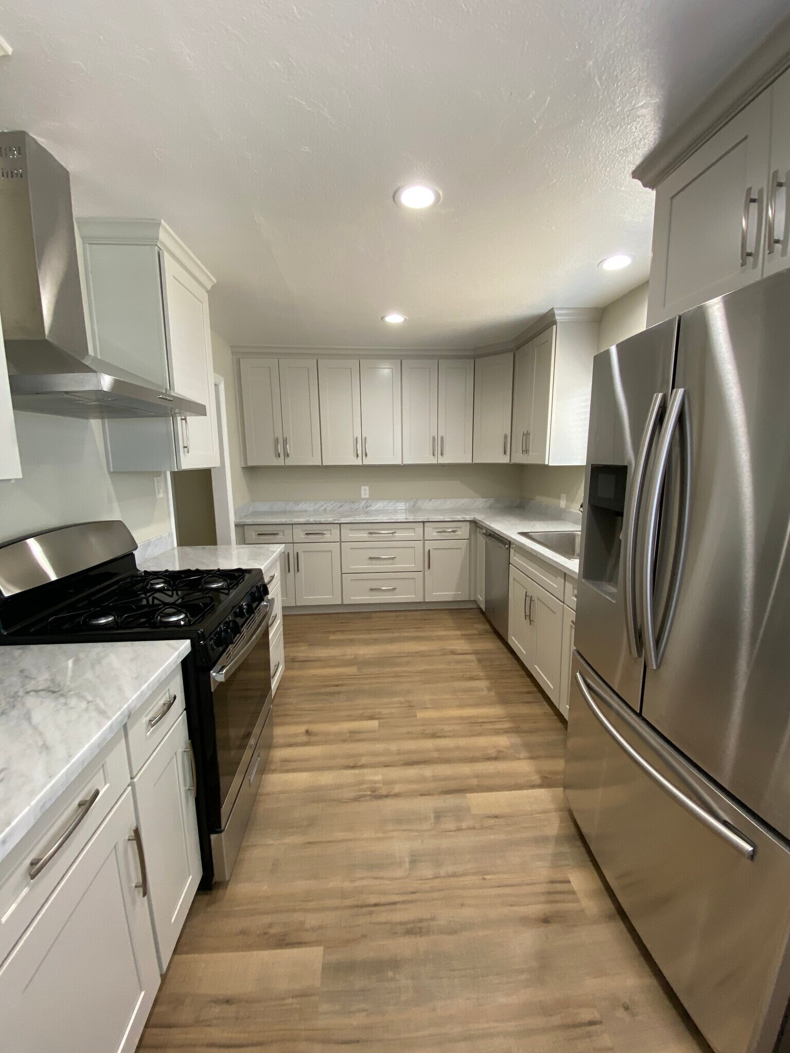 Building Photo - 980 Hillcrest Rd