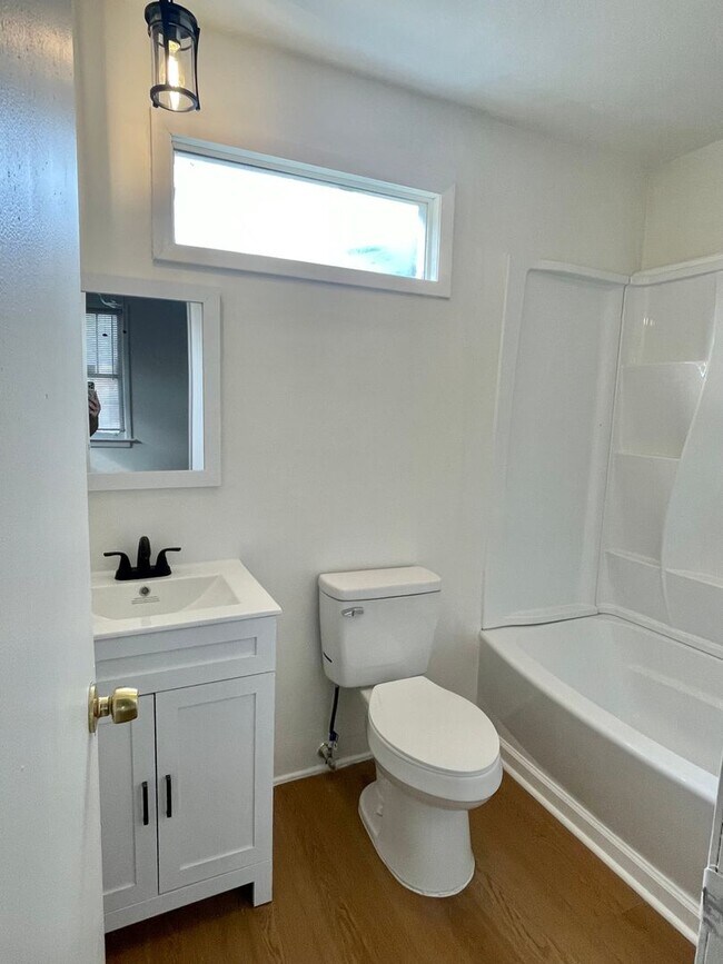 Building Photo - 2 Bed / 2 Bath with office space Home for Rent – Renovated Kitchen & Fenced Backyard