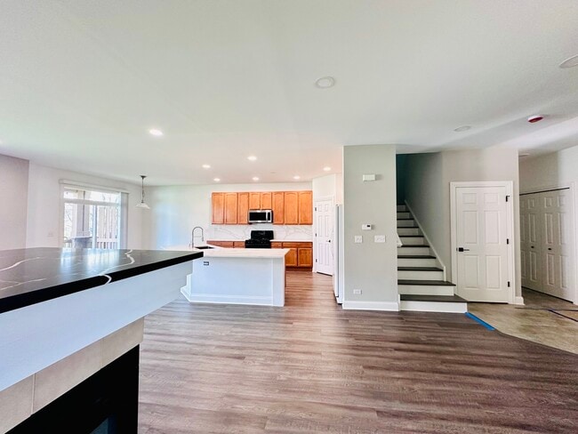 Building Photo - 1875 Crenshaw Cir