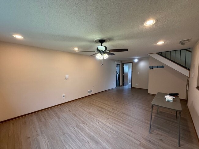 Building Photo - Modern 4 bed 2 Bath Split Level Single Fam...