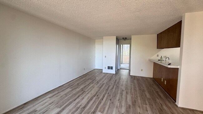 Building Photo - 1 bd with garage