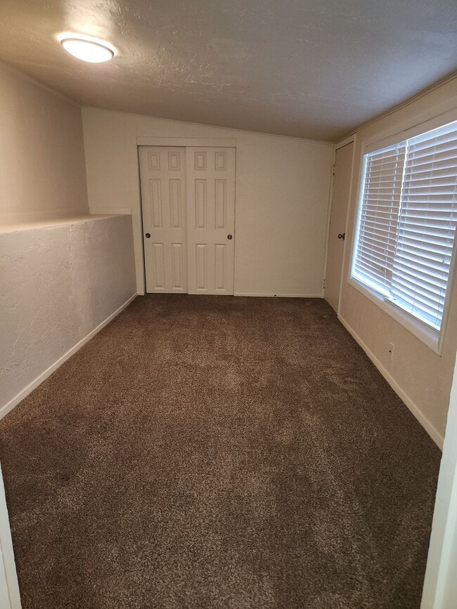 Building Photo - 4 Bedroom 1 Bath House