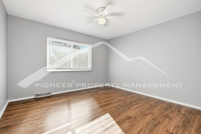 Building Photo - Spacious Home with 2 Car Garage and Centra...