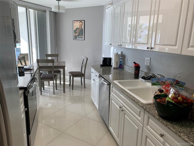 Building Photo - 16711 Collins Ave