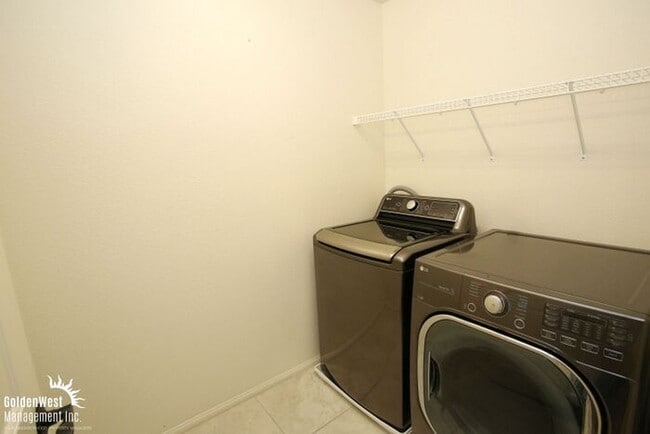 Building Photo - Bright & Stylish 3Bdm 2.5Ba Home in Henderson