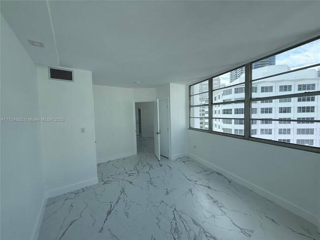 Building Photo - 905 Brickell Bay Dr