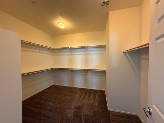 Building Photo - 3 BED 2.5 BATH 2 CAR GARAGE HOME w/ LOFT &...