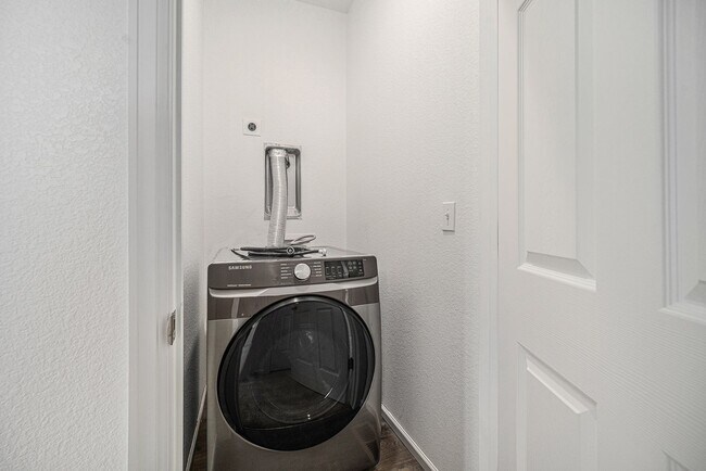 Building Photo - Spacious 3 bedroom home in the heart of Ly...