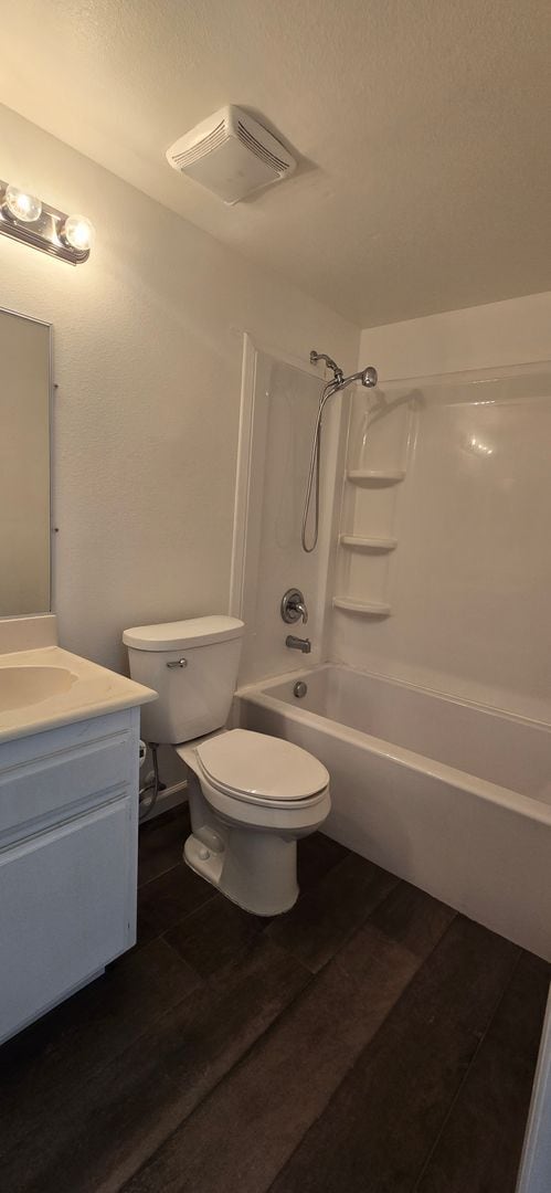 Building Photo - Beautifully Maintained & Convenient Townhome
