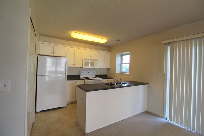Building Photo - Liberty square end unit townhome for rent!