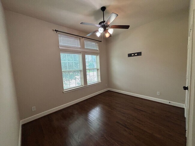 Building Photo - 5 BR/4BA | Updated Single Family Home | 2-Car Garage | Gated backyard