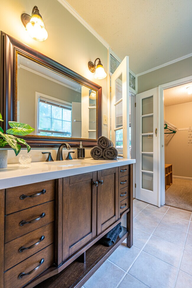 Building Photo - 10215 Melanie Dr SE