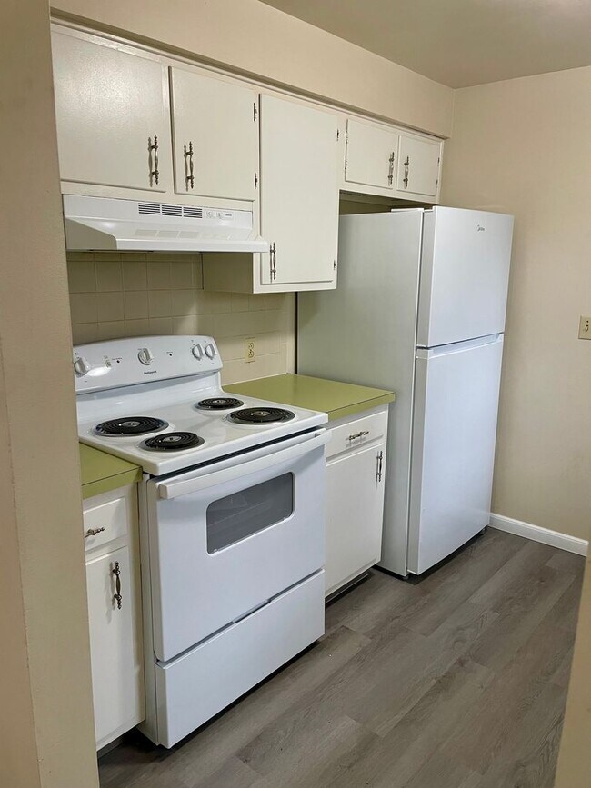 Building Photo - HALF DUPLEX W/ GARAGE LEX SCHOOLS!