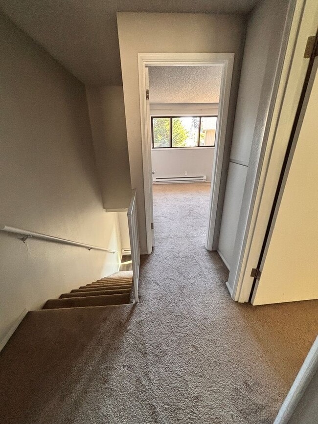 Building Photo - 2 Bedrrom, 1.5 Bahroom Townhouse, availabl...