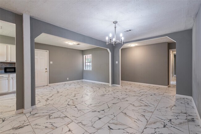 Building Photo - 2511 Meadow Ln