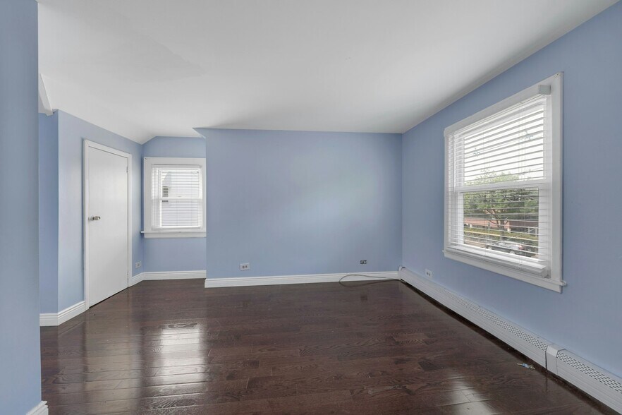 Building Photo - 44 E Spring Valley Ave